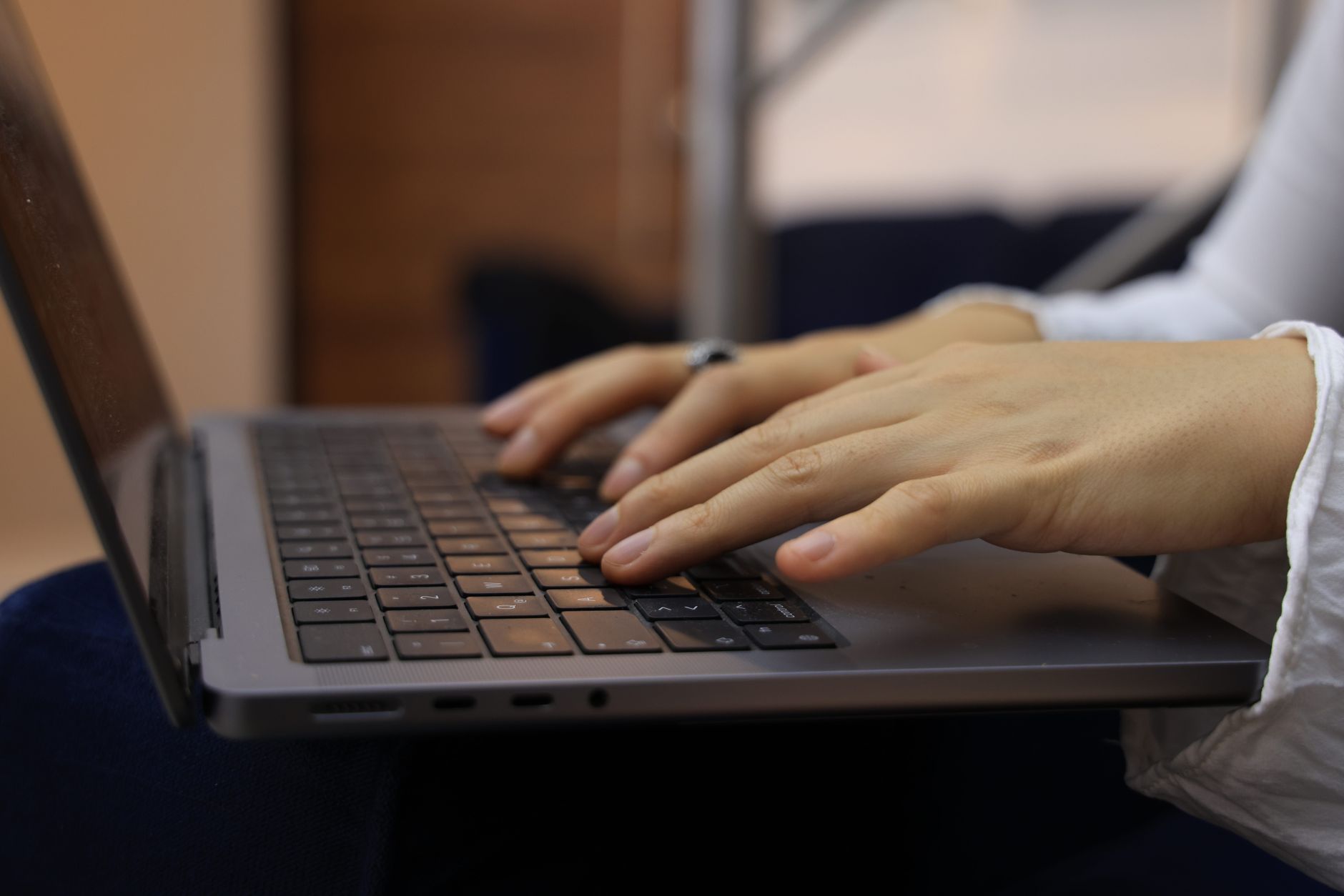 Hender som skriver på et tastatur innendørs, i gang med et nytt prosjekt