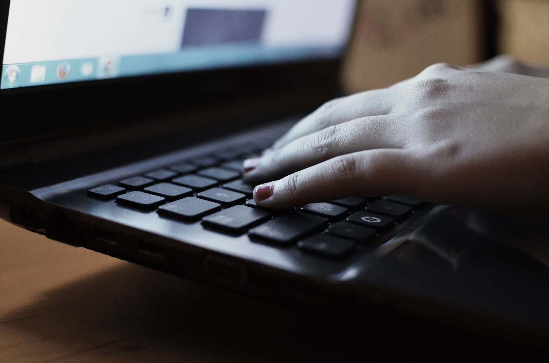 Nærbilde av en person som skriver på et tastatur, i konsentrert arbeid