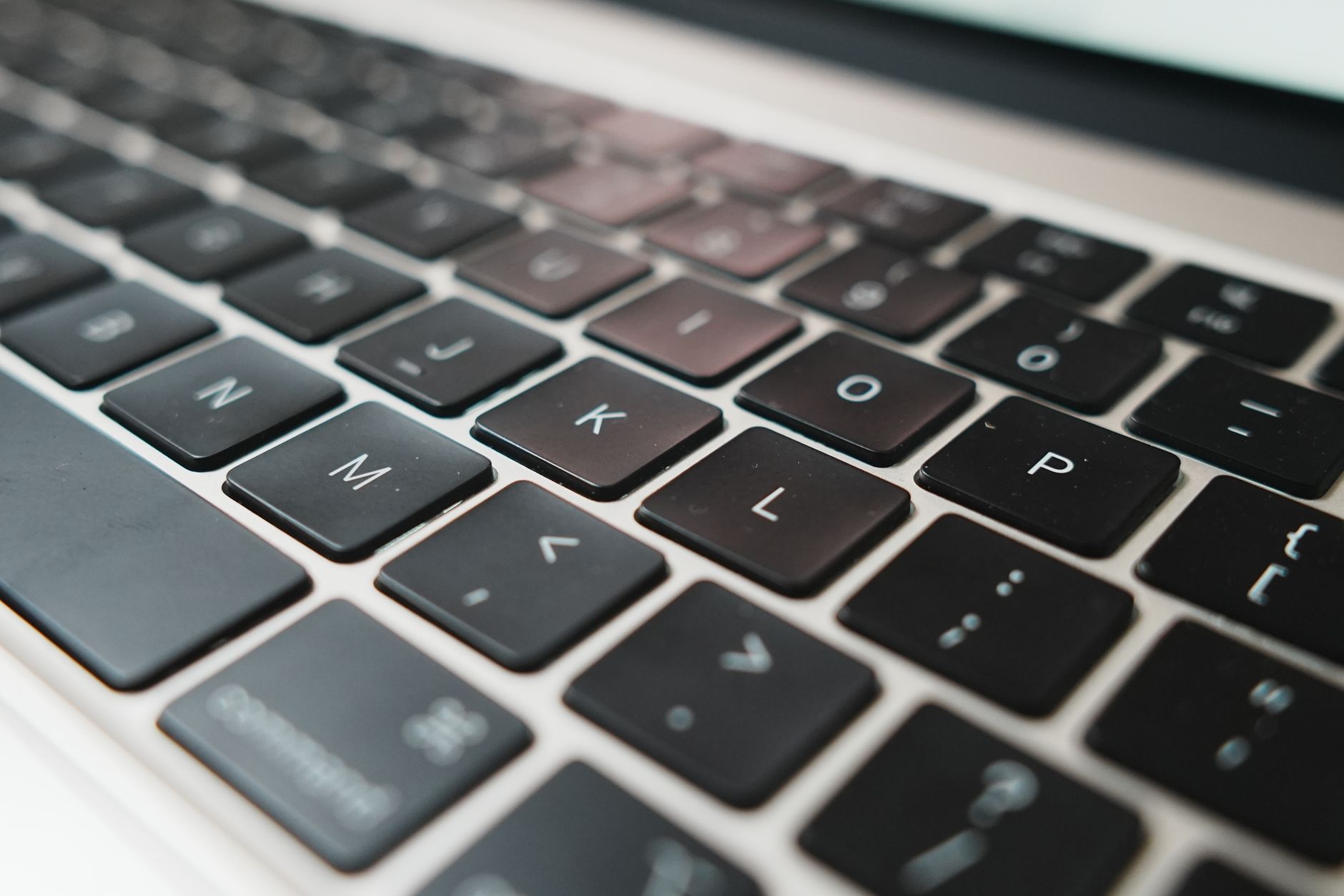Nærbilde av et moderne sølvfarget tastatur